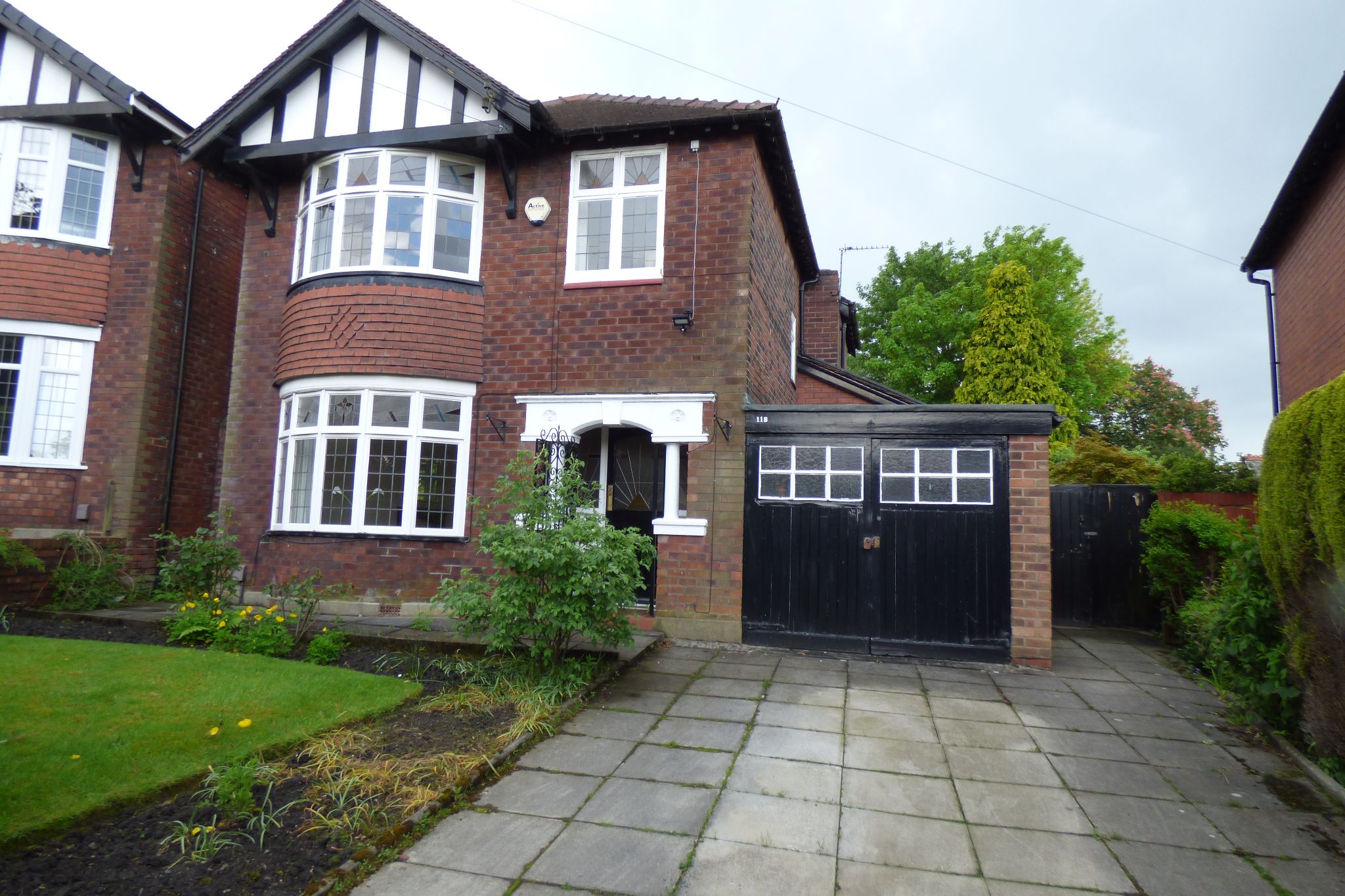 3 bedroom detached house Let in Stockport - Photograph 1.