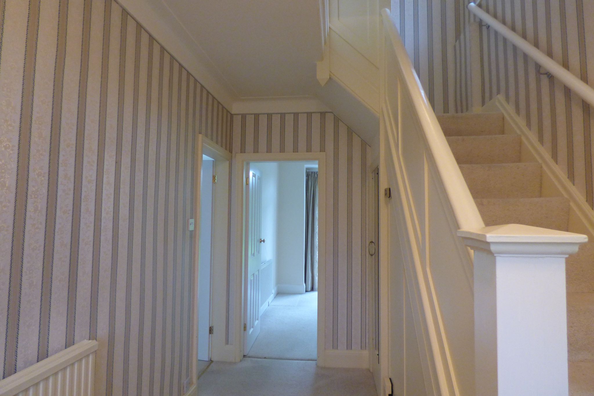3 bedroom detached house Let in Stockport - Photograph 7.