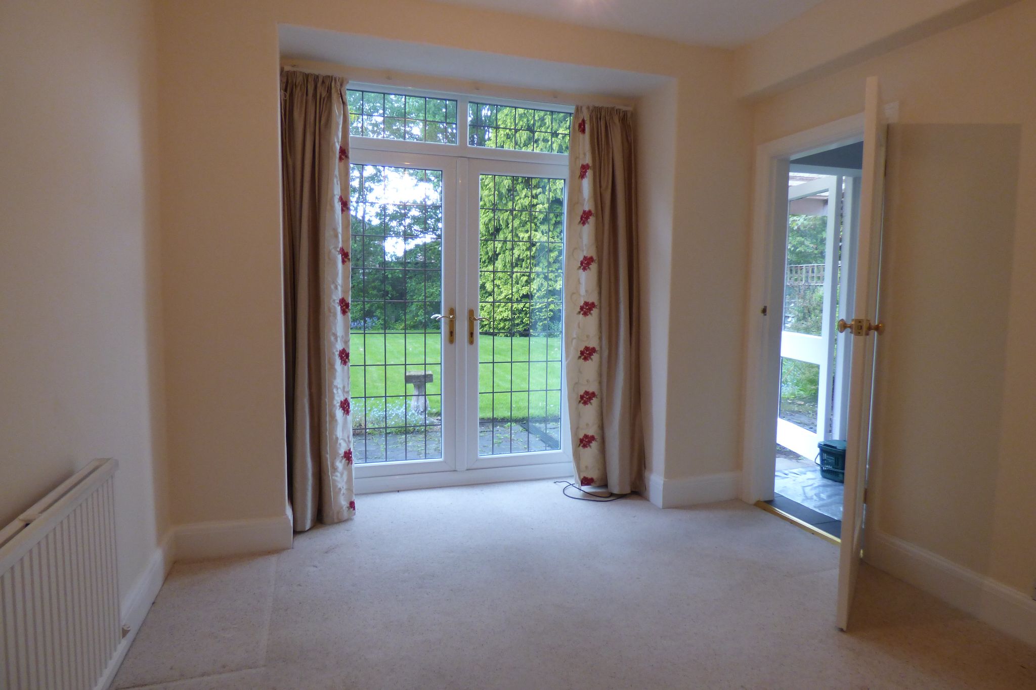 3 bedroom detached house Let in Stockport - Photograph 6.