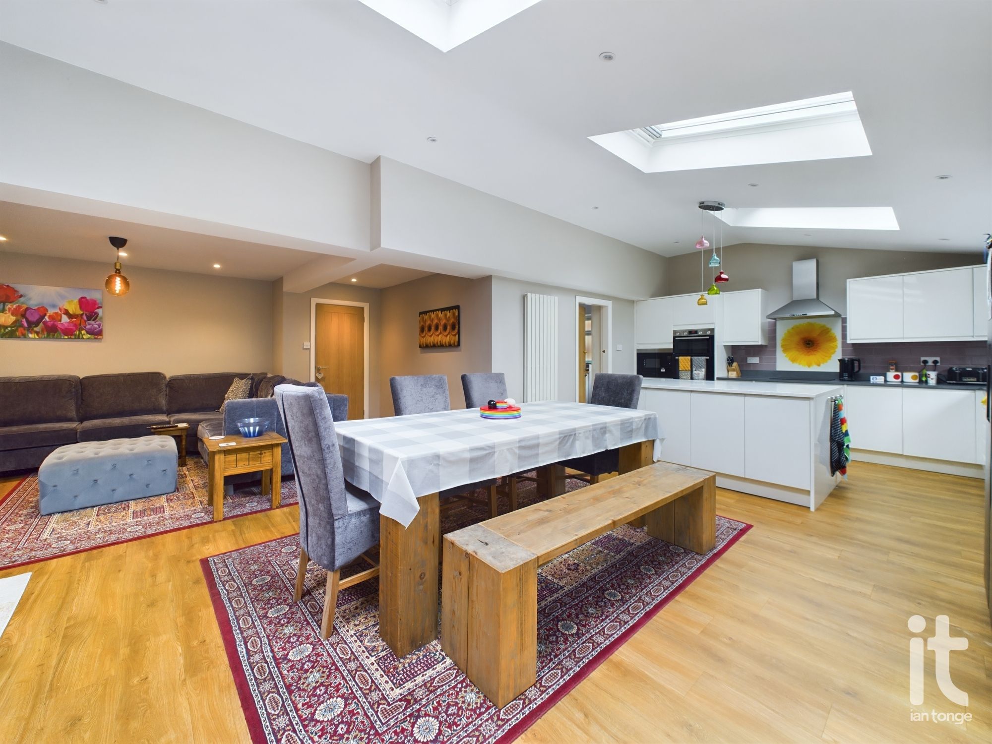 4 bedroom detached house For Sale in Stockport - Property photograph.