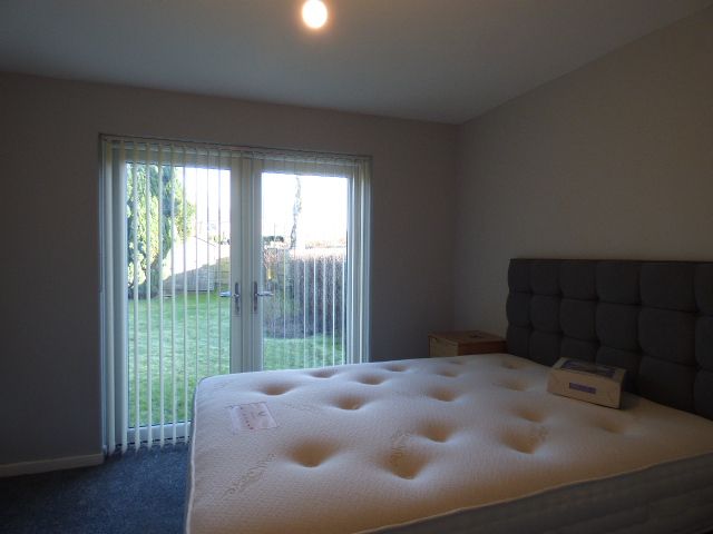 6 bedroom detached house To Let in Stockport - Photograph 9.