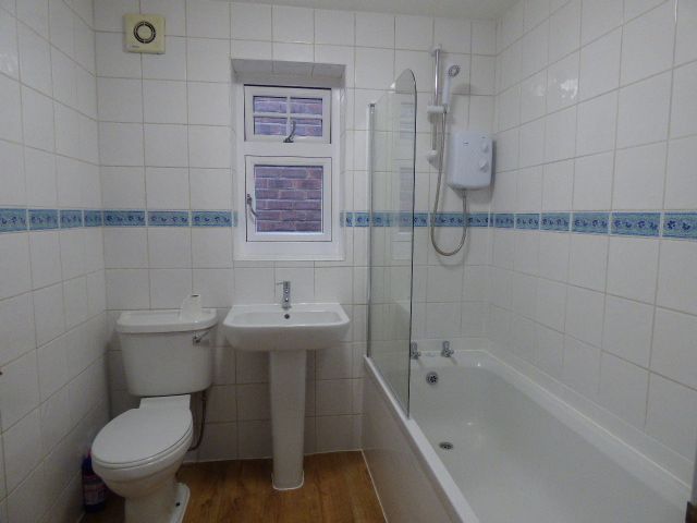 3 bedroom semi-detached house Let in Stockport - Photograph 6.