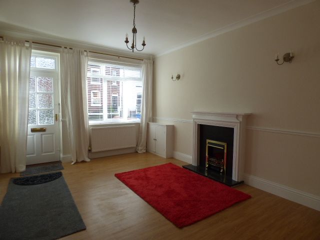 3 bedroom semi-detached house Let in Stockport - Photograph 4.