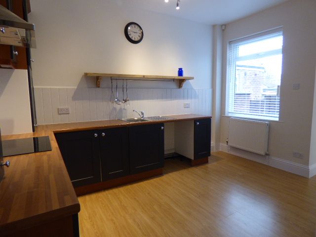 3 bedroom semi-detached house Let in Stockport - Photograph 3.