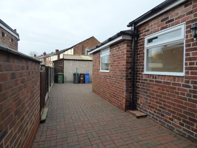 3 bedroom semi-detached house Let in Stockport - Photograph 5.