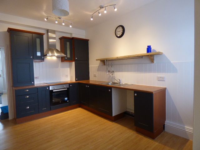 3 bedroom semi-detached house Let in Stockport - Photograph 2.