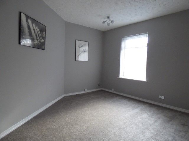 1 bedroom apartment flat/apartment Let in Stockport - Photograph 2.