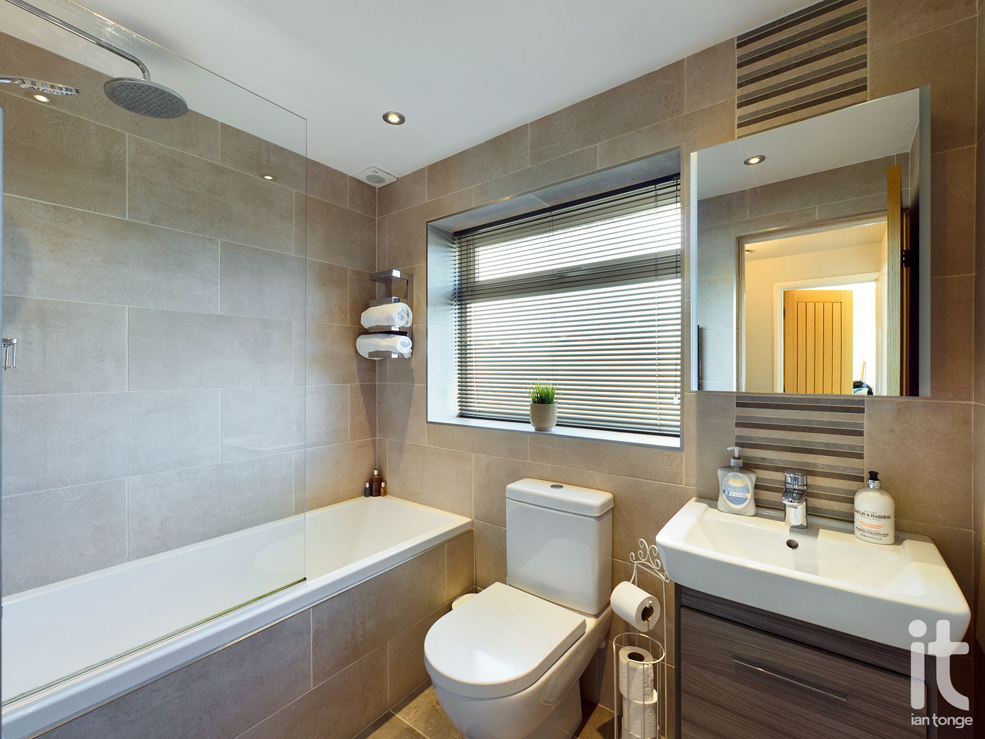 5 bedroom semi-detached house SSTC in Stockport - Main Bathroom.