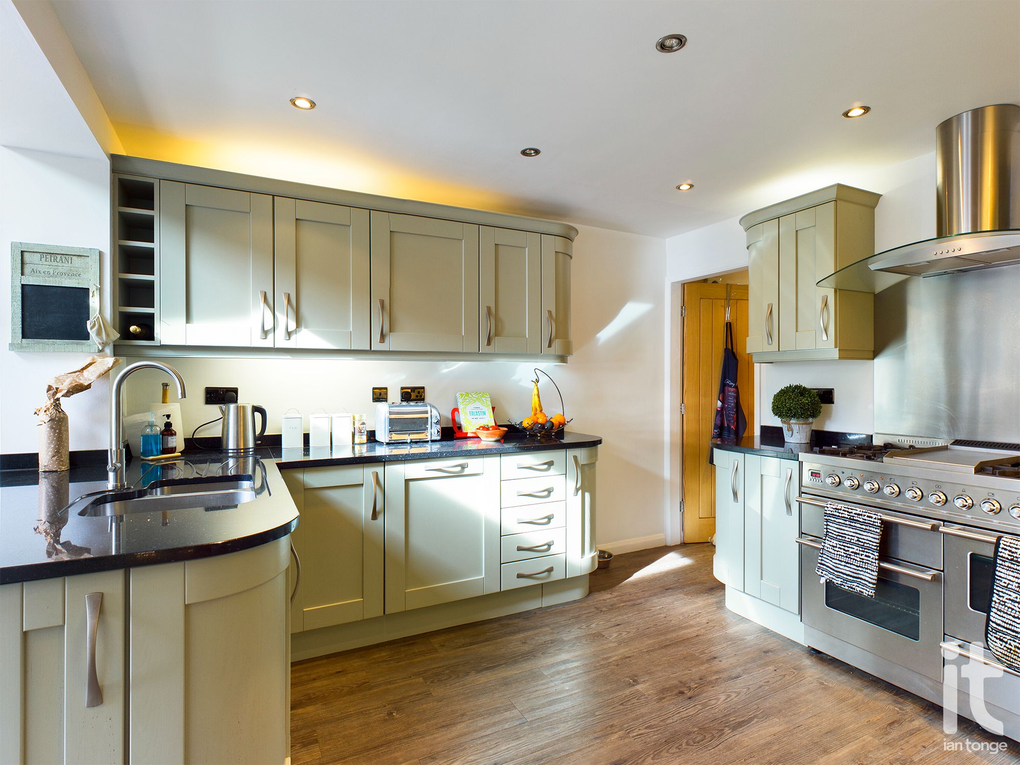 5 bedroom semi-detached house SSTC in Stockport - Breakfast Kitchen.