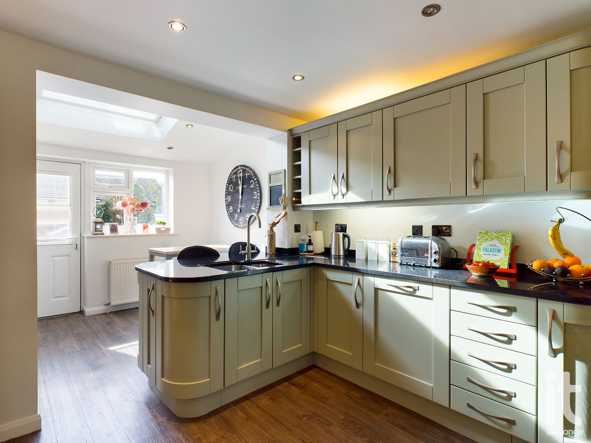 5 bedroom semi-detached house SSTC in Stockport - Breakfast Kitchen.