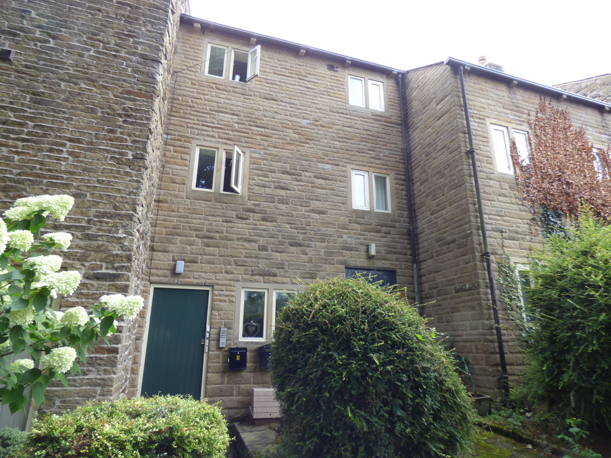 3 bedroom apartment flat/apartment Let in High Peak - Photograph 1.