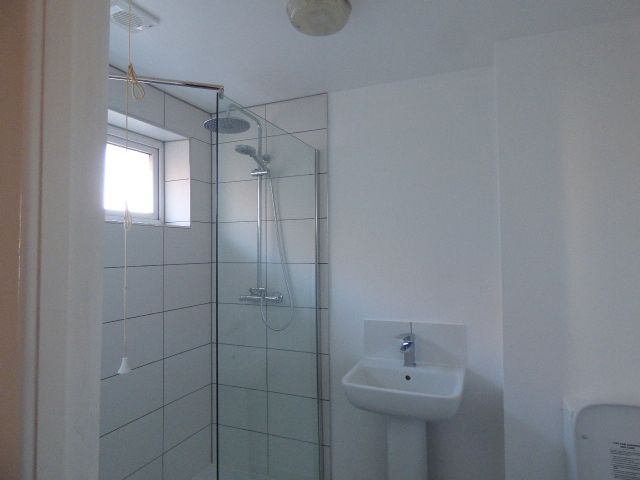 6 bedroom detached house To Let in Stockport - Photograph 7.