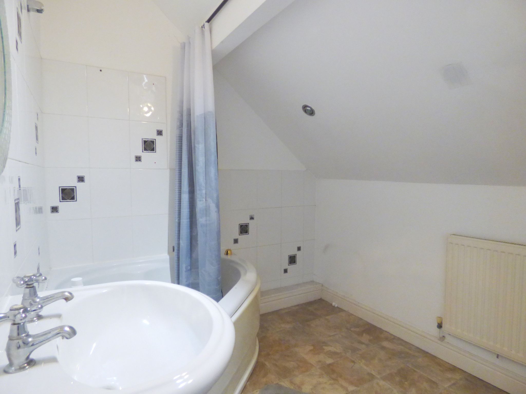 3 bedroom semi-detached bungalow Sold in Stockport - Ensuite.