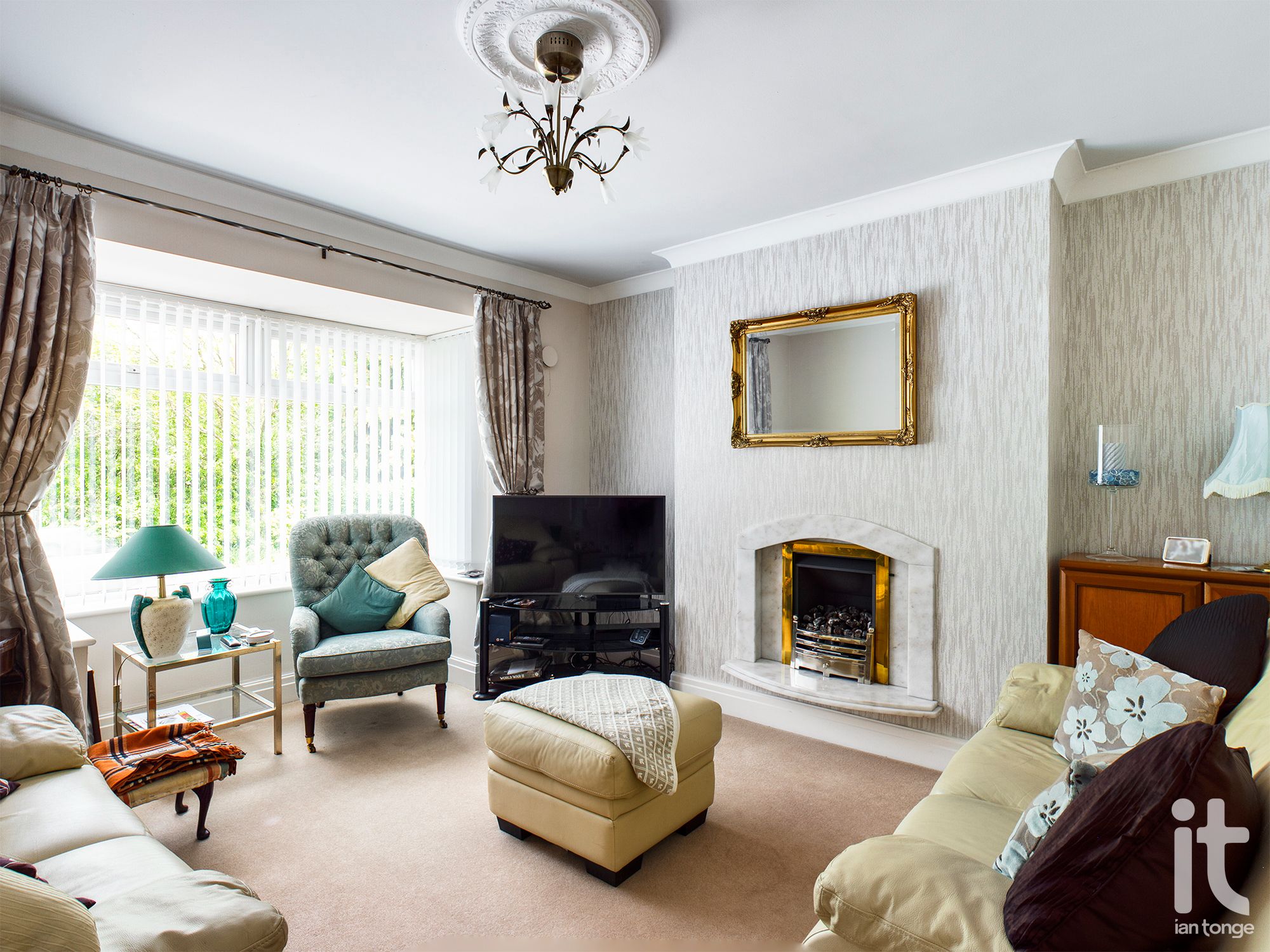 3 bedroom detached bungalow Under Offer in Stockport - Lounge.