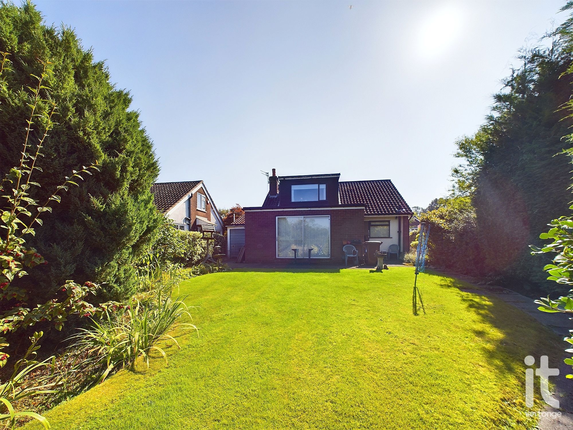 4 bedroom detached bungalow Sold in Stockport - Photograph 4.