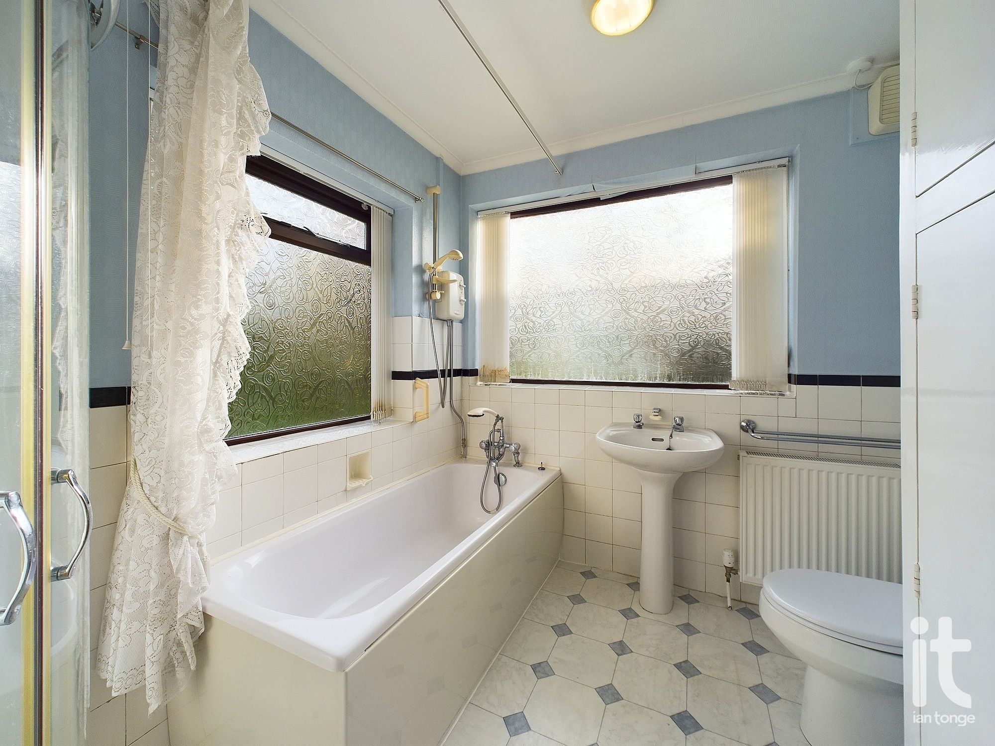 4 bedroom detached bungalow Sold in Stockport - Photograph 16.