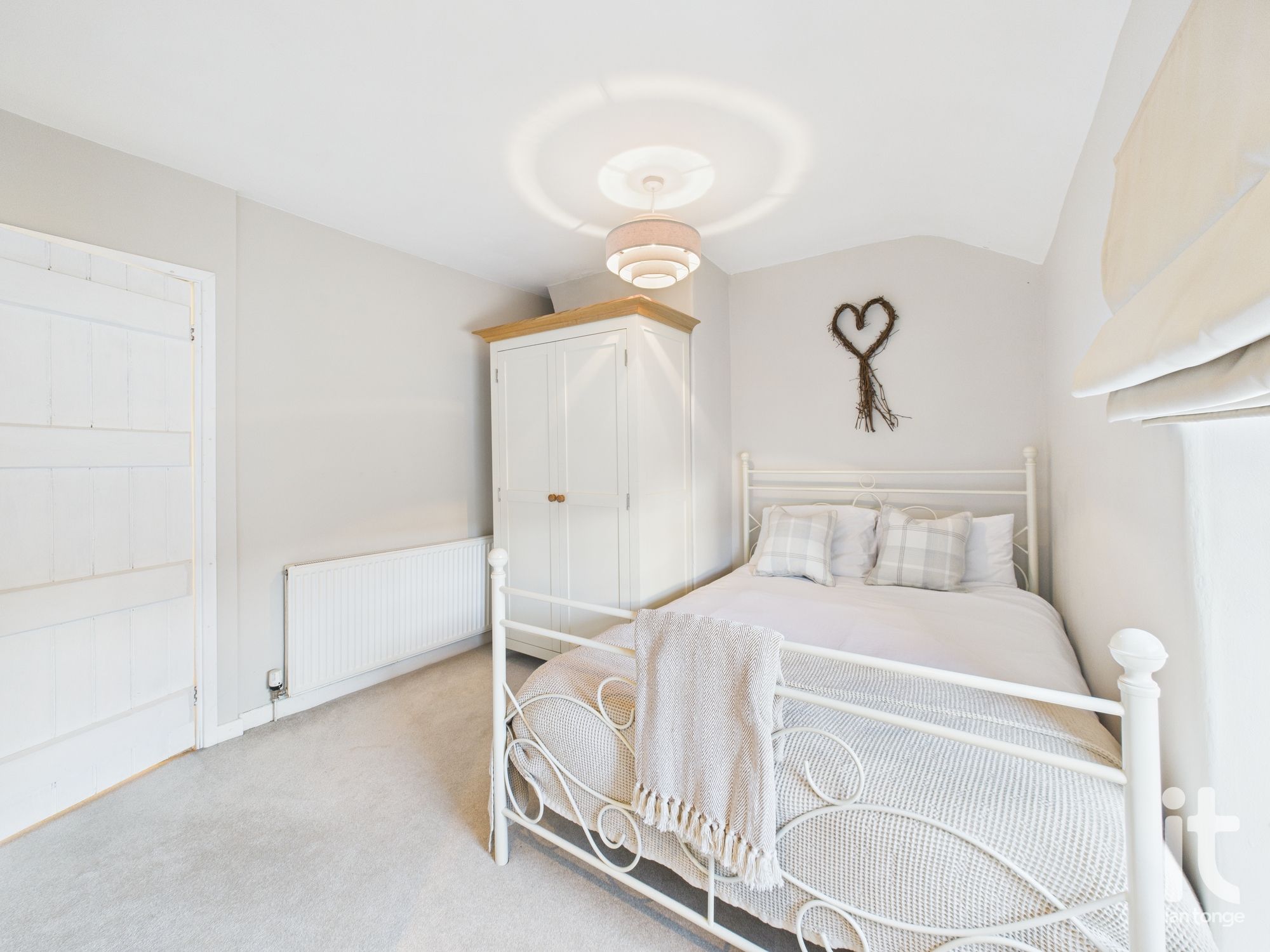 2 bedroom mid terraced house For Sale in Stockport - Photograph 15.