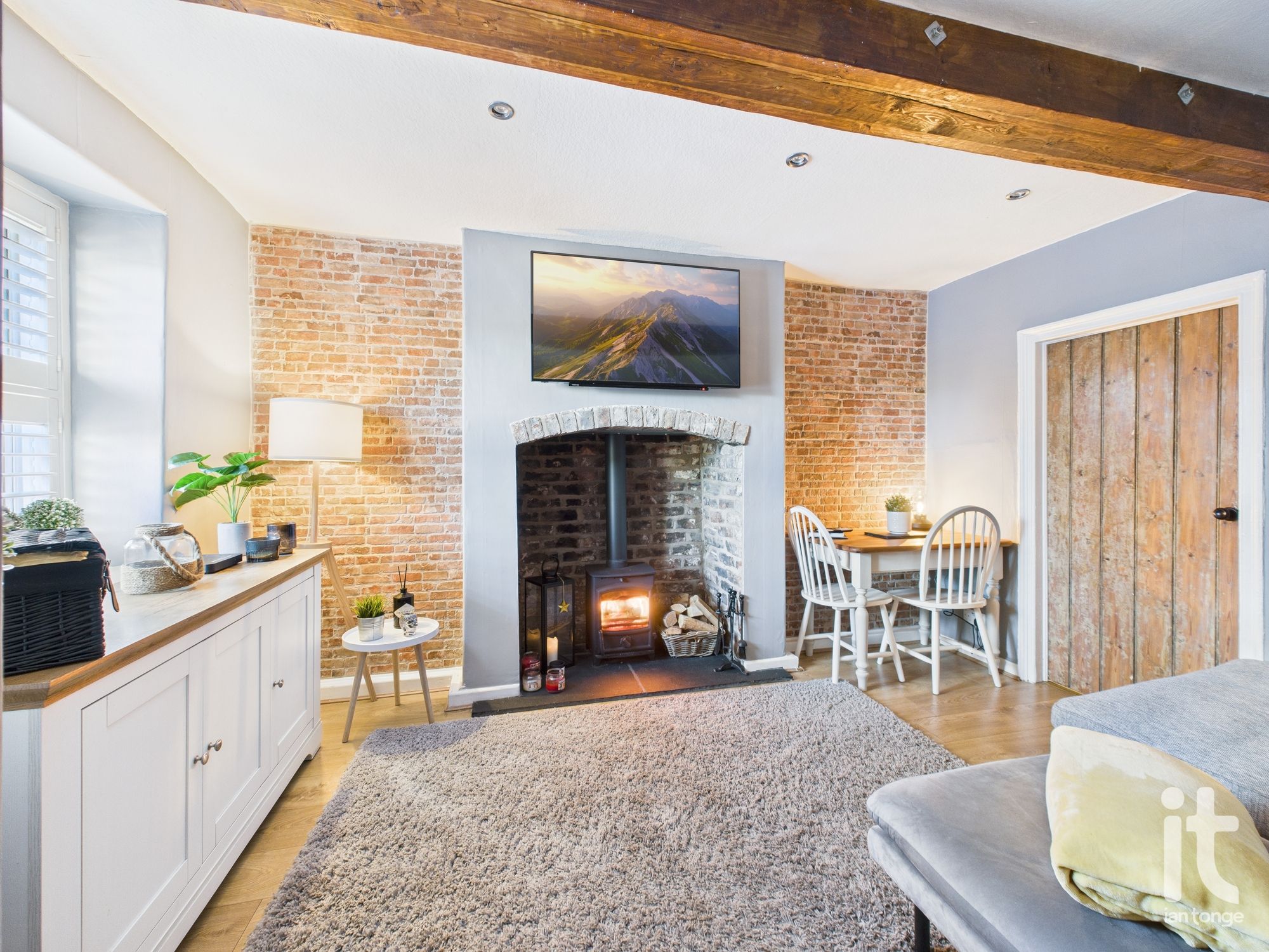 2 bedroom mid terraced house For Sale in Stockport - Photograph 2.
