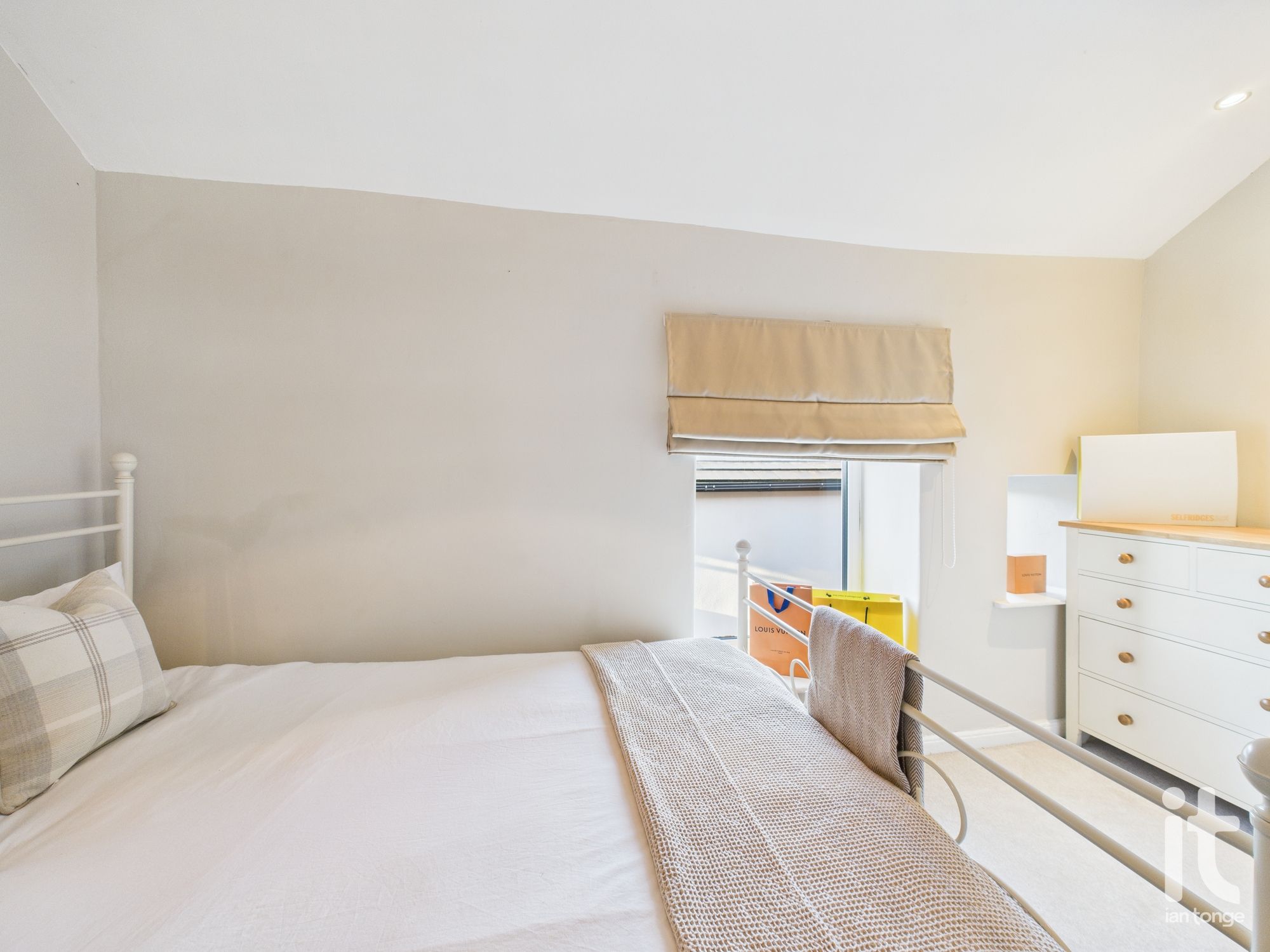 2 bedroom mid terraced house For Sale in Stockport - Photograph 13.