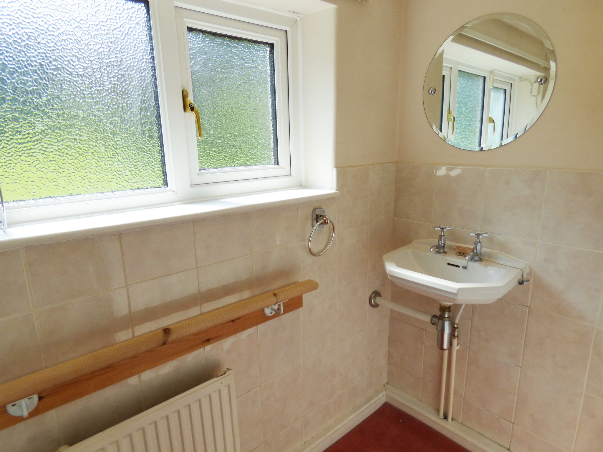 4 bedroom detached house SSTC in Hyde - Downstairs WC.