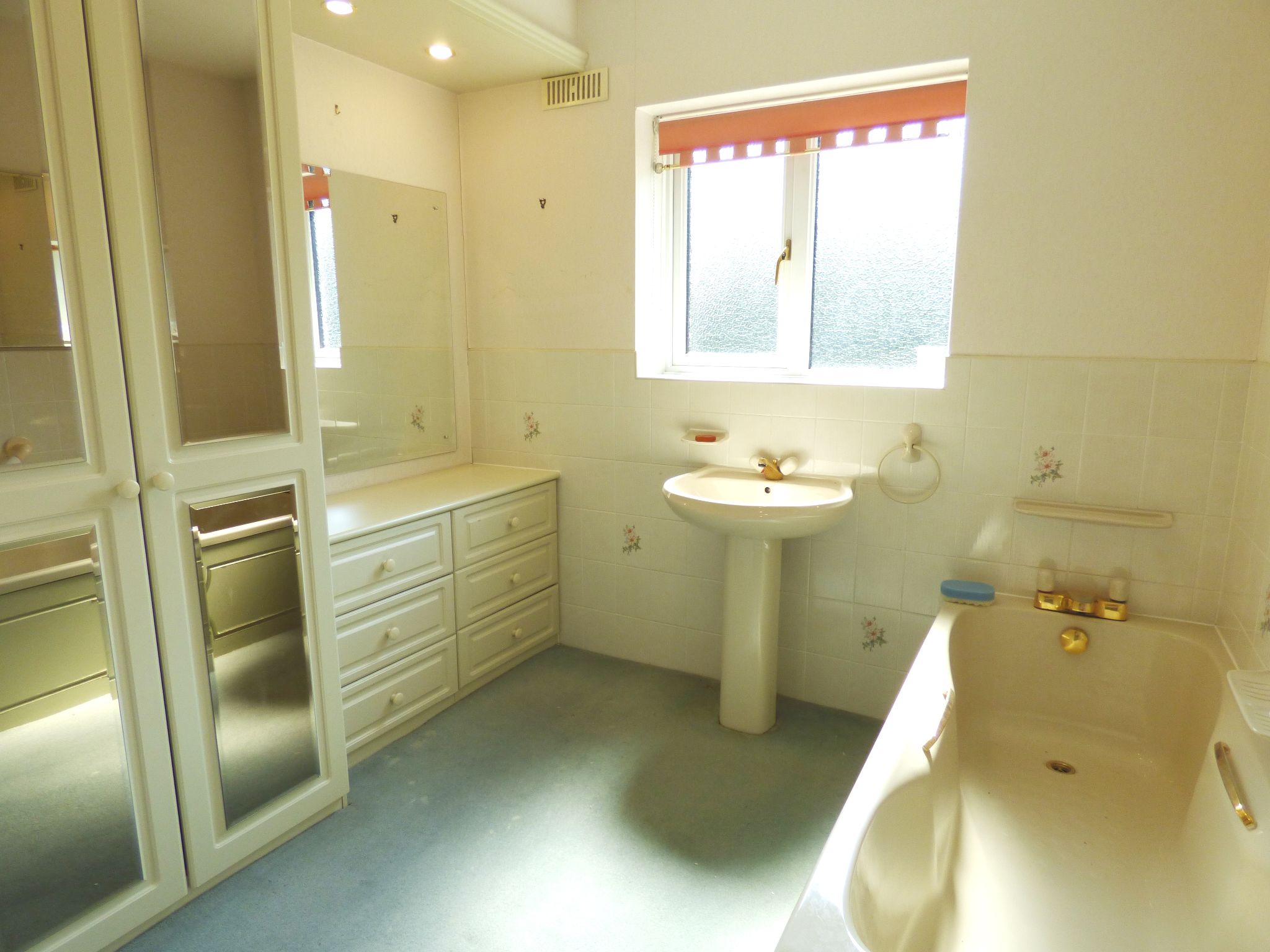 4 bedroom detached house SSTC in Hyde - Bathroom.
