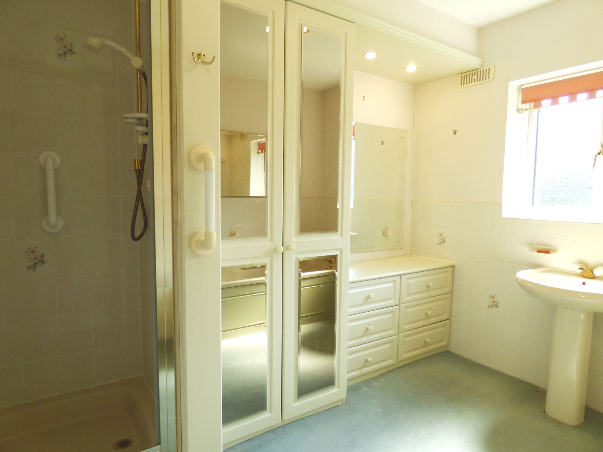 4 bedroom detached house SSTC in Hyde - Bathroom.