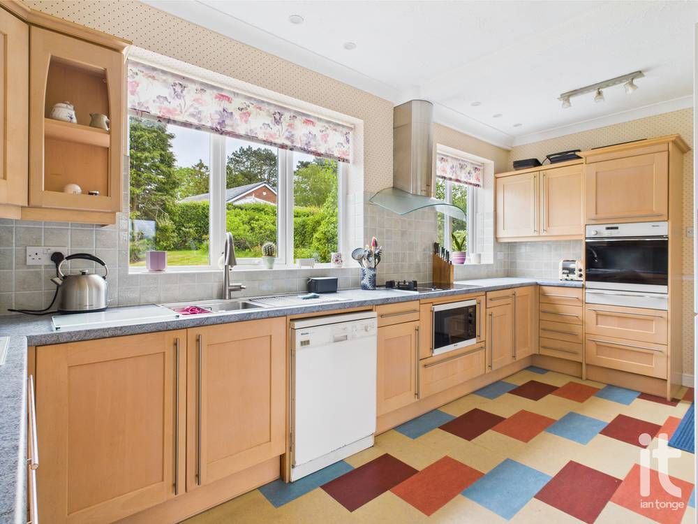 4 bedroom detached house Under Offer in Stockport - Photograph 11.