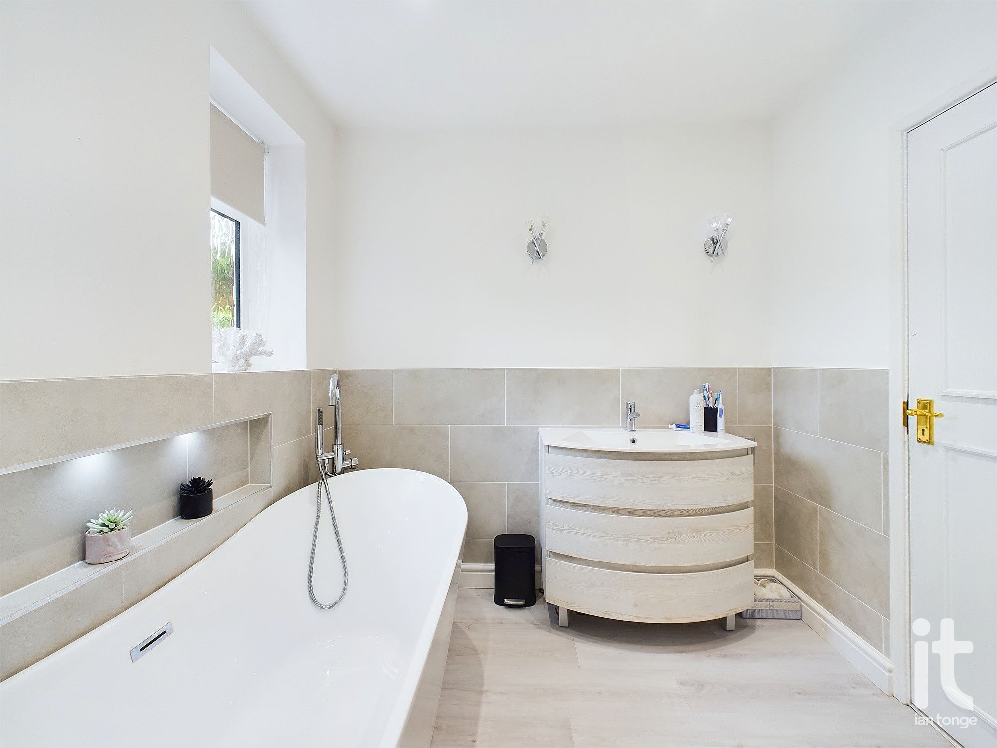 3 bedroom detached bungalow For Sale in Stockport - Photograph 17.