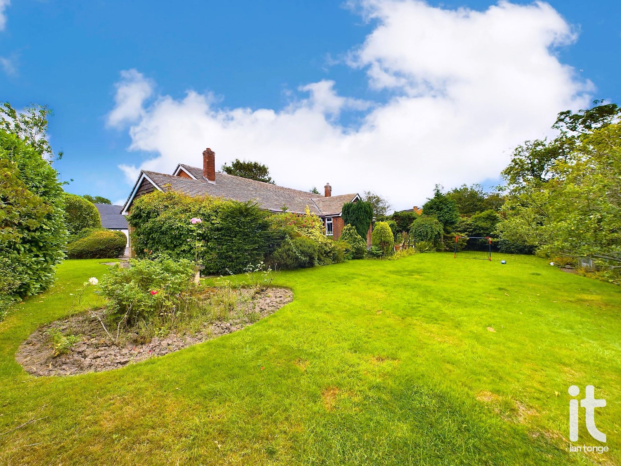 3 bedroom detached bungalow For Sale in Stockport - Photograph 3.