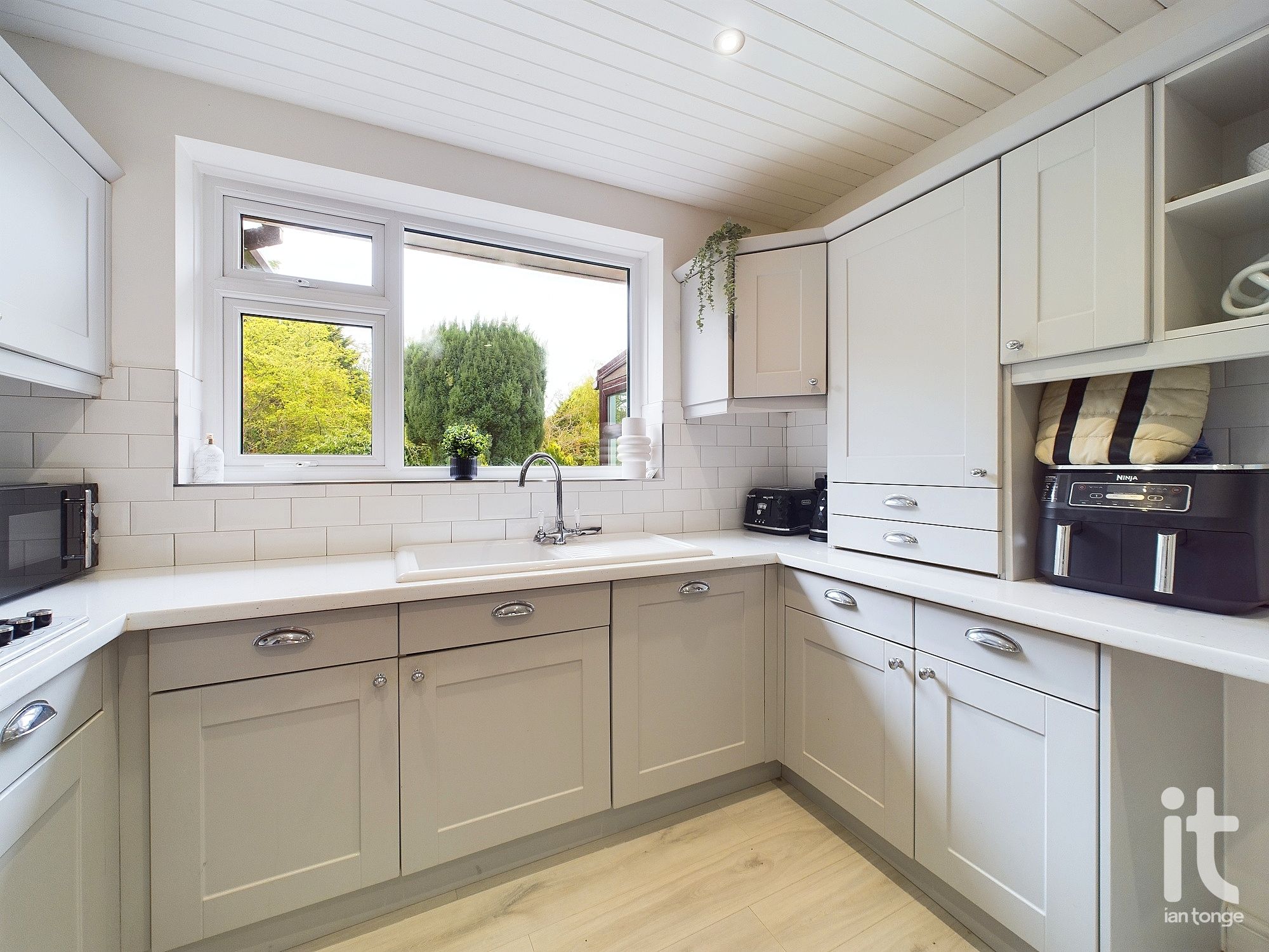 3 bedroom detached bungalow For Sale in Stockport - Photograph 9.