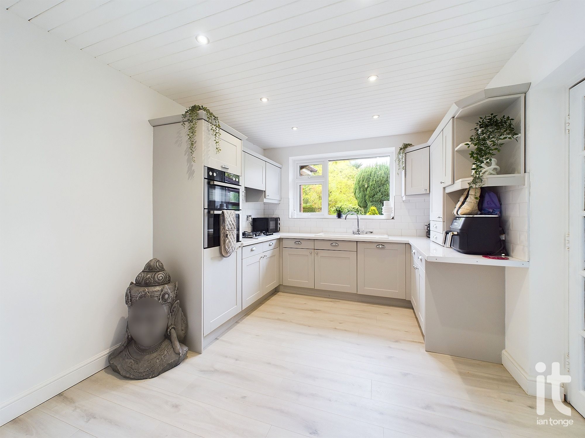 3 bedroom detached bungalow For Sale in Stockport - Photograph 2.