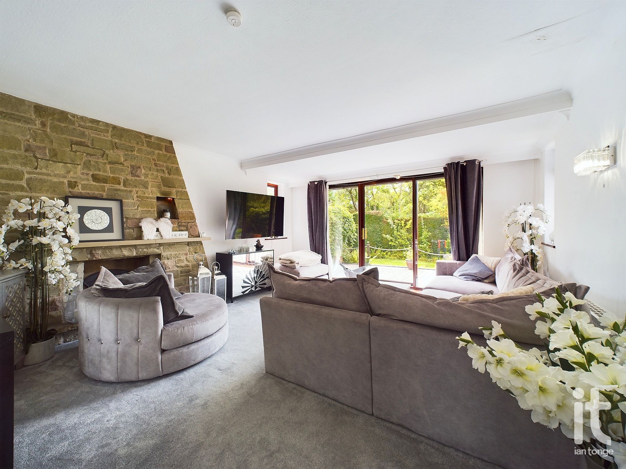 3 bedroom detached bungalow For Sale in Stockport - Photograph 11.