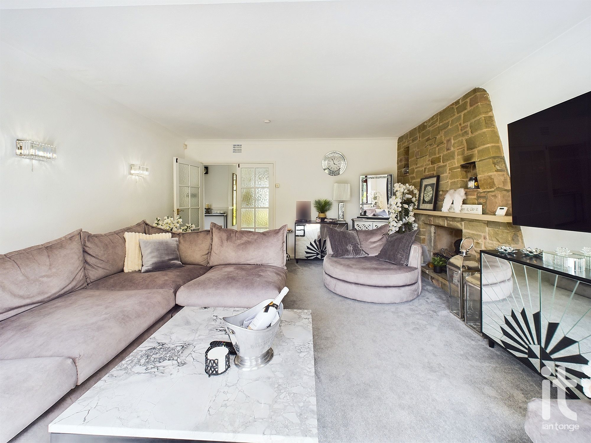 3 bedroom detached bungalow For Sale in Stockport - Photograph 15.