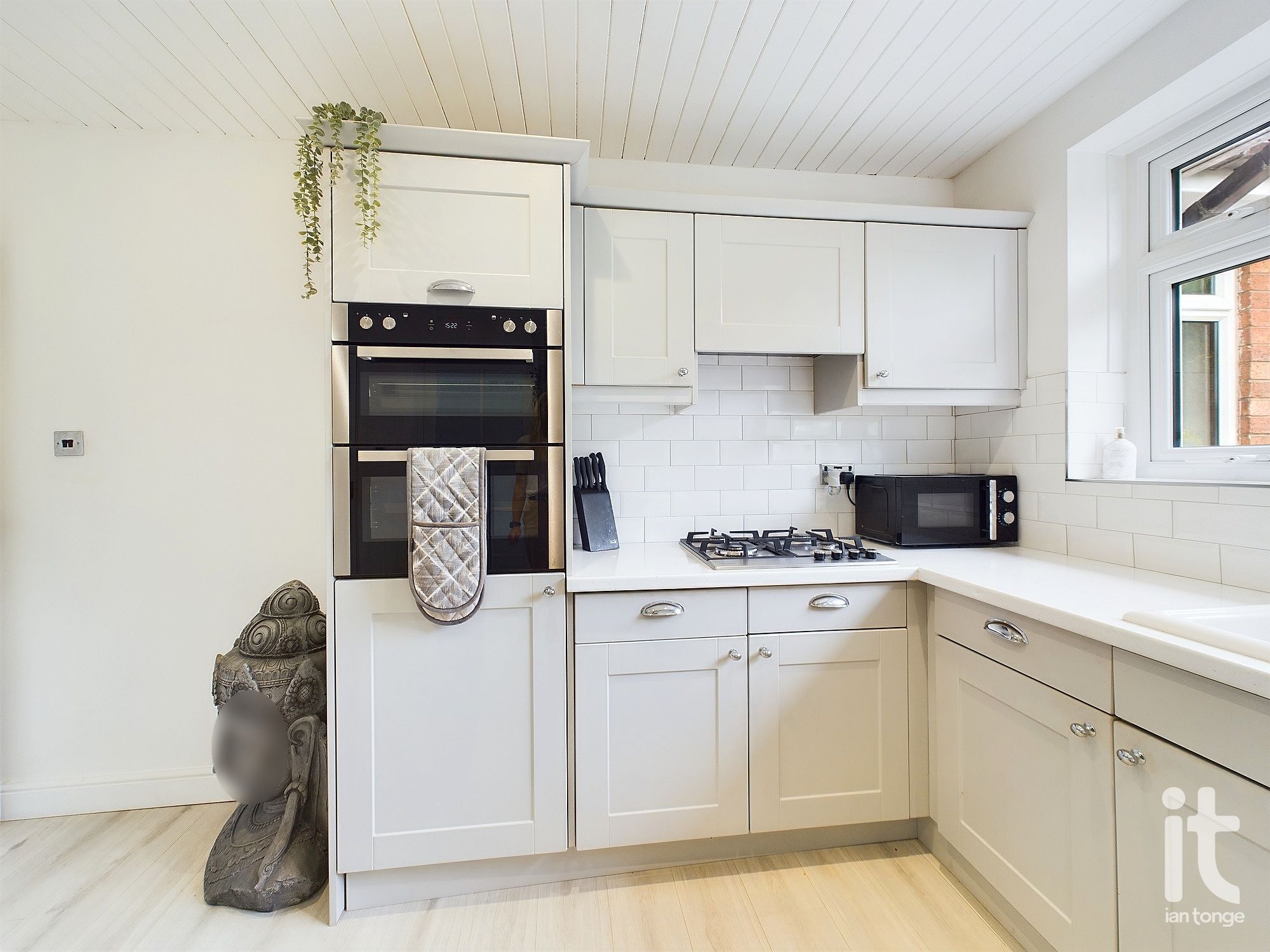 3 bedroom detached bungalow For Sale in Stockport - Photograph 10.