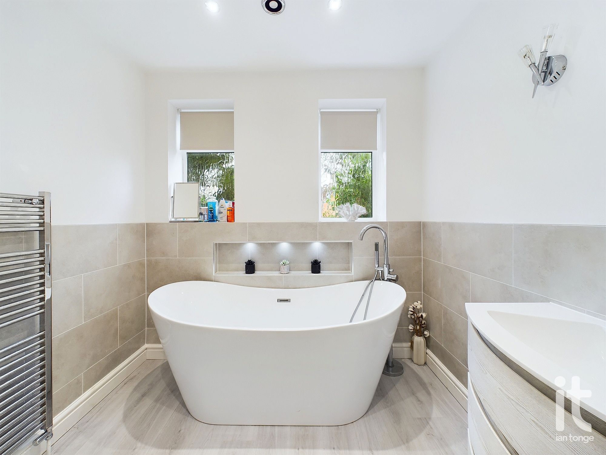 3 bedroom detached bungalow For Sale in Stockport - Photograph 3.