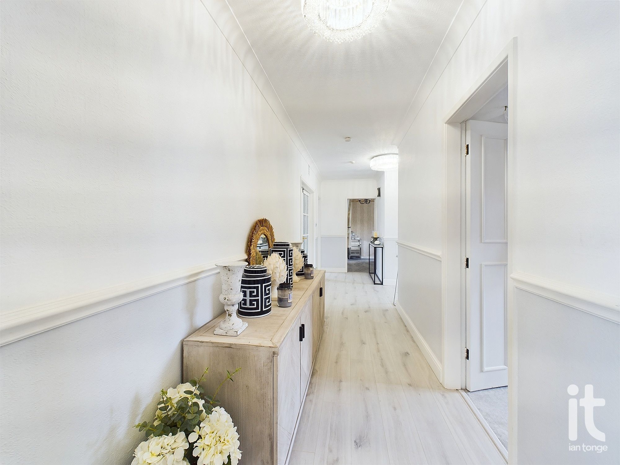 3 bedroom detached bungalow For Sale in Stockport - Photograph 4.