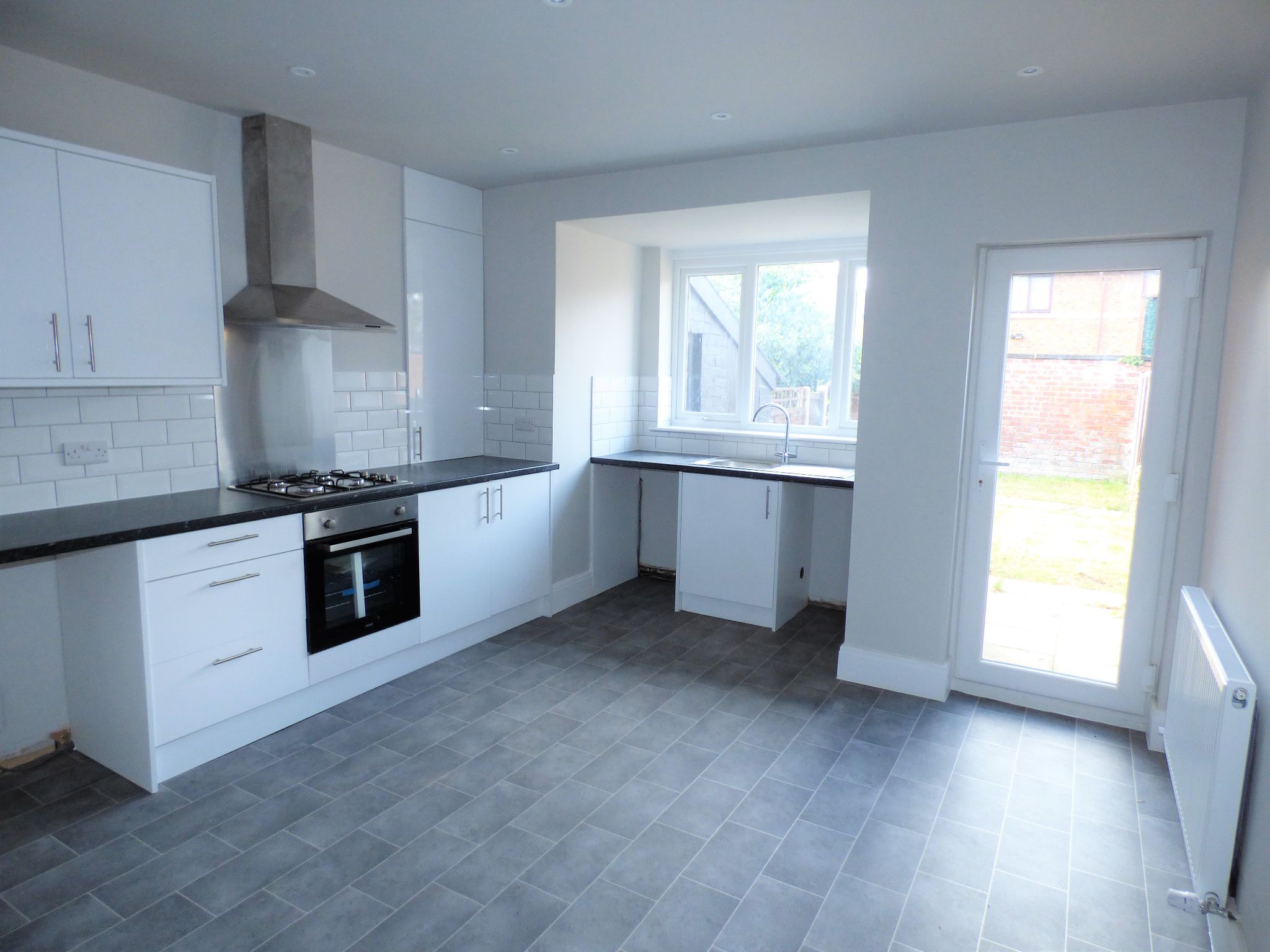 2 bedroom mid terraced house To Let in Stockport - Property photograph.