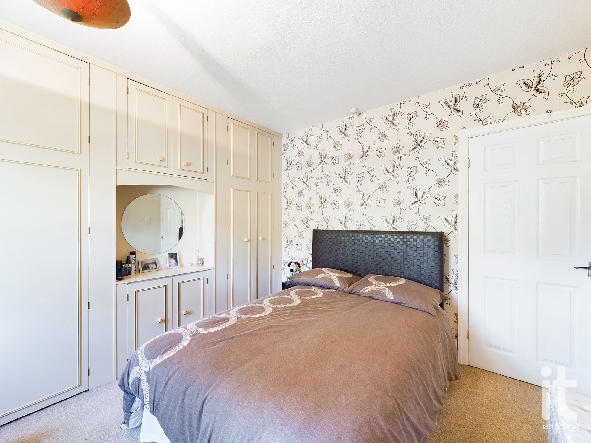 2 bedroom mid terraced house For Sale in High Peak - Photograph 5.