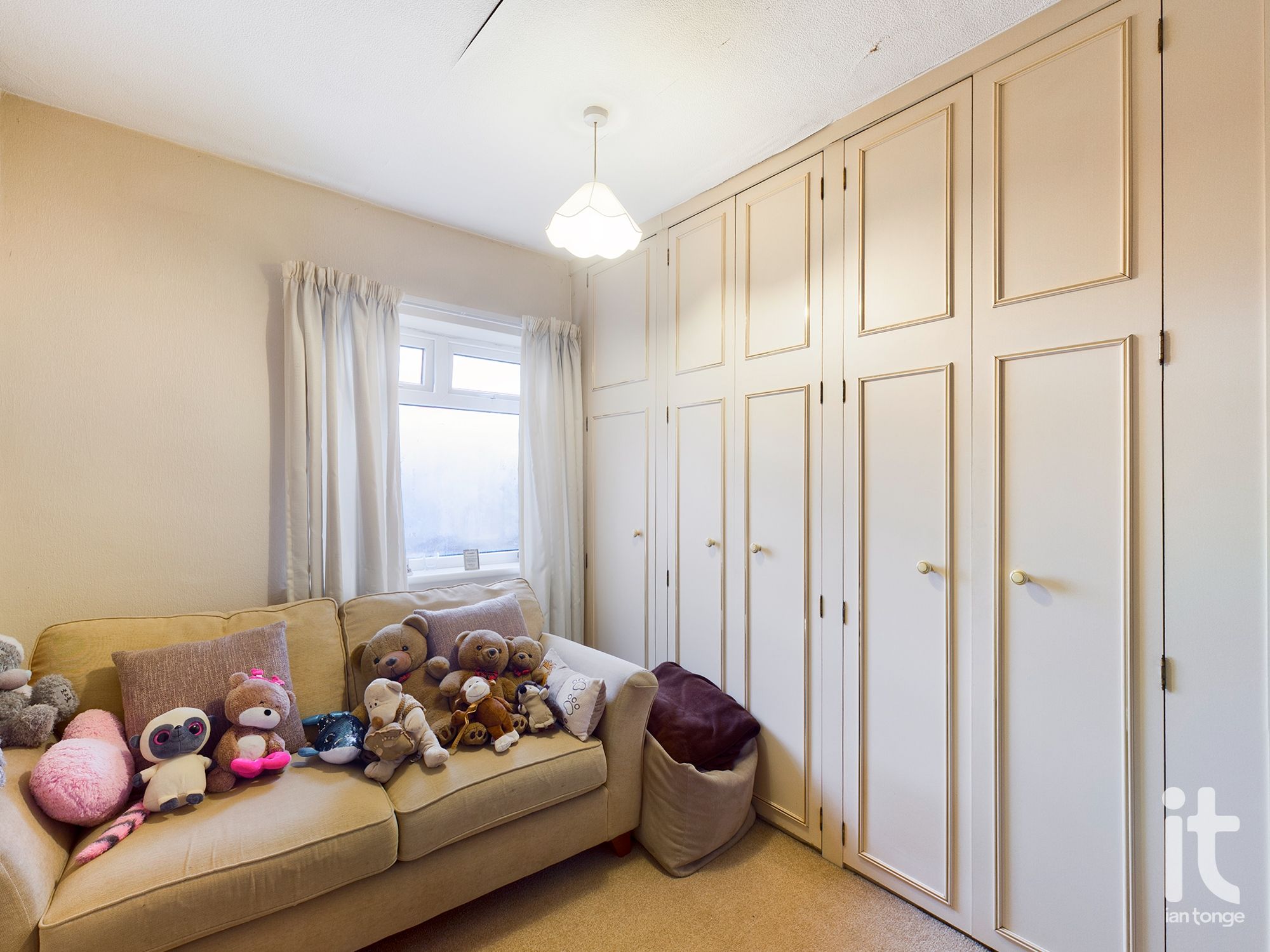 2 bedroom mid terraced house For Sale in High Peak - Photograph 6.