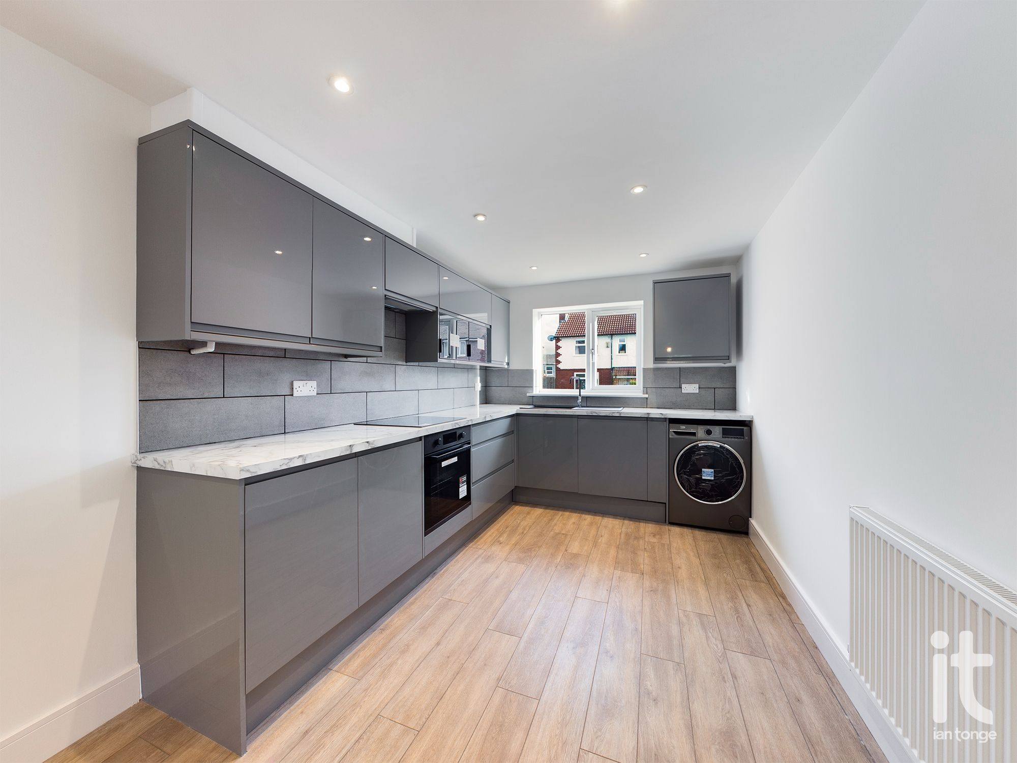 3 bedroom mews house Under Offer in Stockport - Photograph 8.