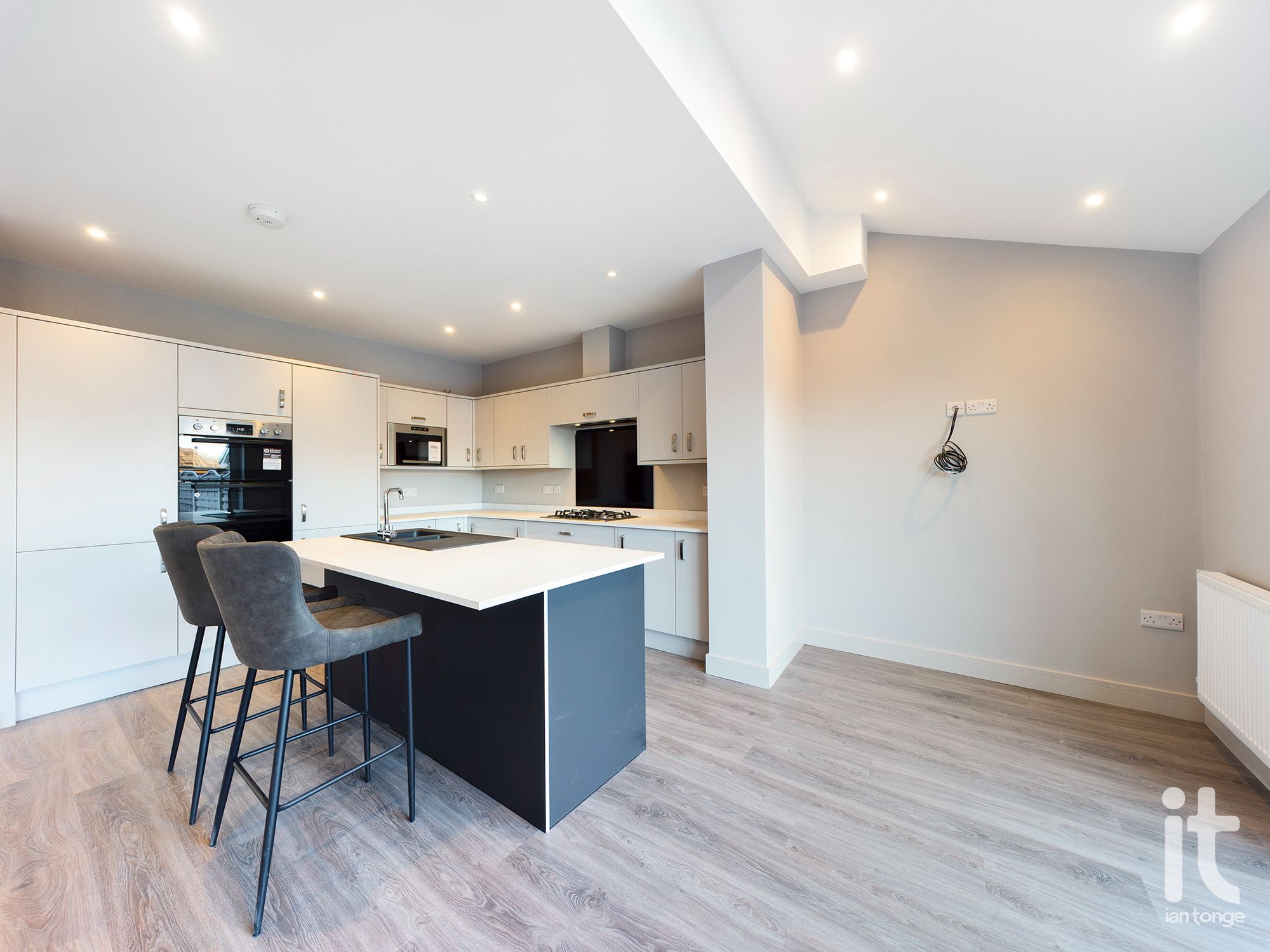 4 bedroom semi-detached house SSTC in Stockport - Photograph 7.