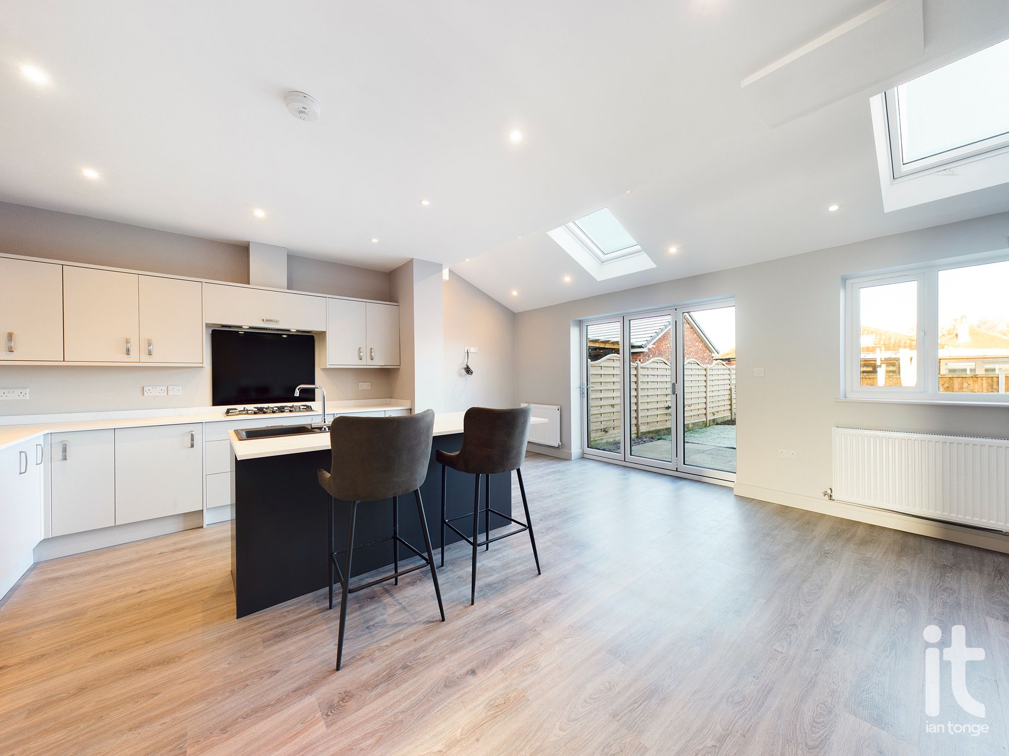 4 bedroom semi-detached house SSTC in Stockport - Photograph 5.