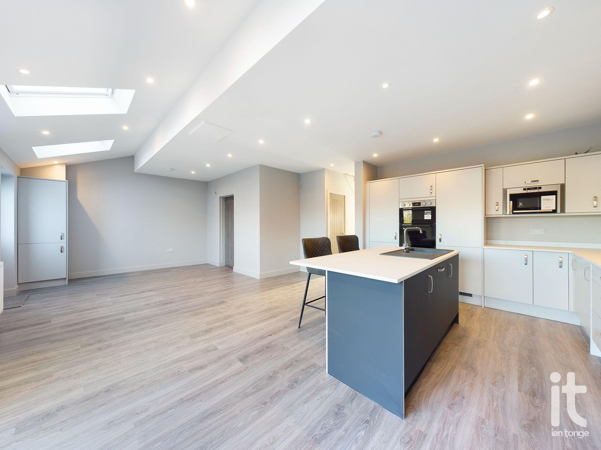 4 bedroom semi-detached house SSTC in Stockport - Photograph 8.