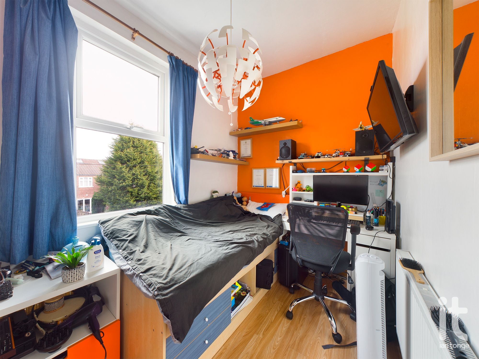5 bedroom semi-detached house Sold in Stockport - Photograph 12.