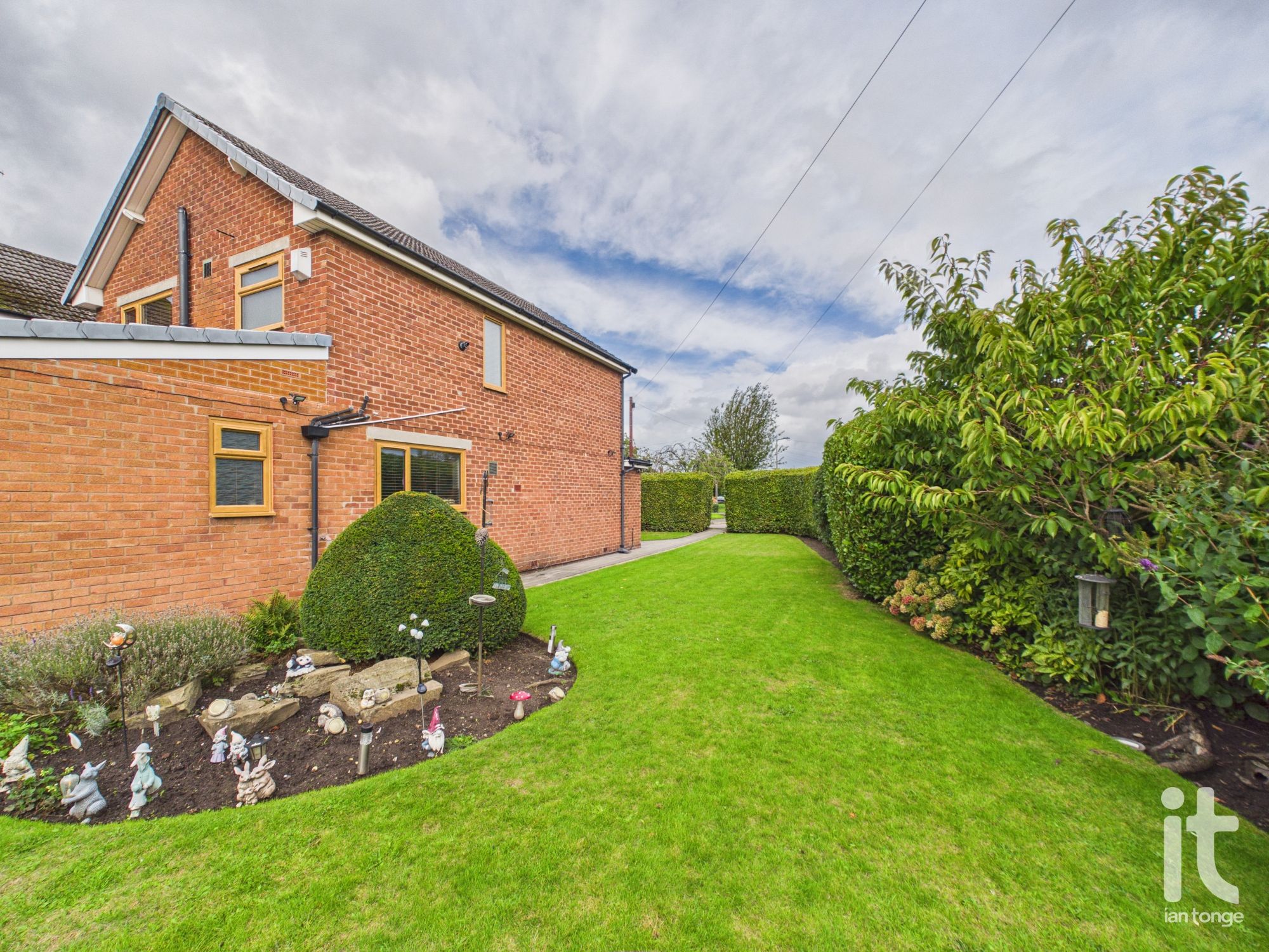 3 bedroom link detached house For Sale in Stockport - Photograph 4.