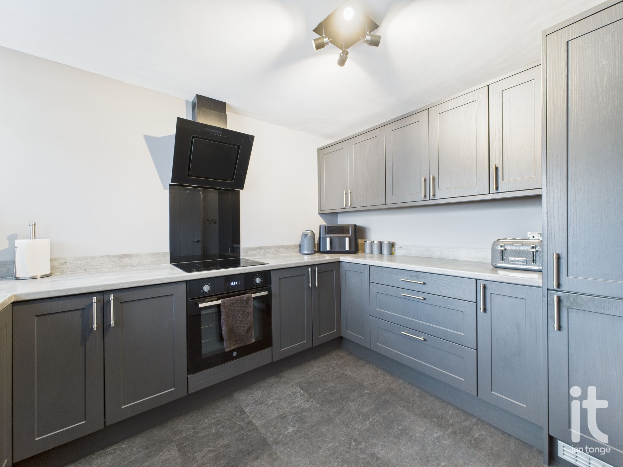 3 bedroom mews house SSTC in Stockport - Photograph 4.