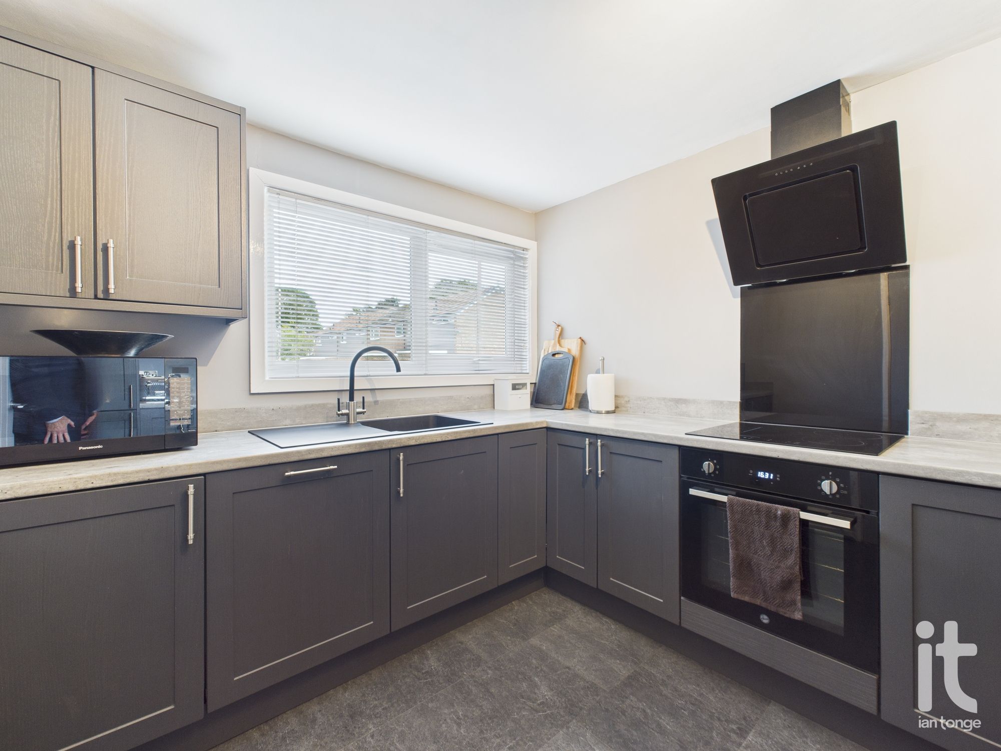 3 bedroom mews house SSTC in Stockport - Photograph 8.
