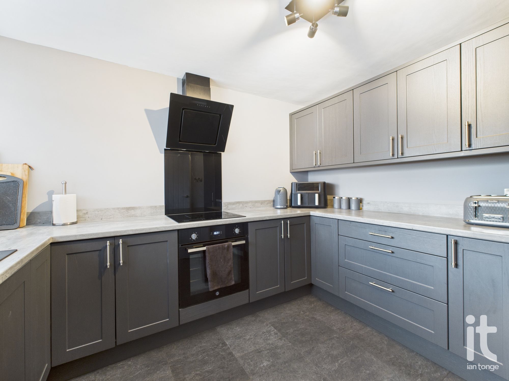 3 bedroom mews house SSTC in Stockport - Photograph 9.