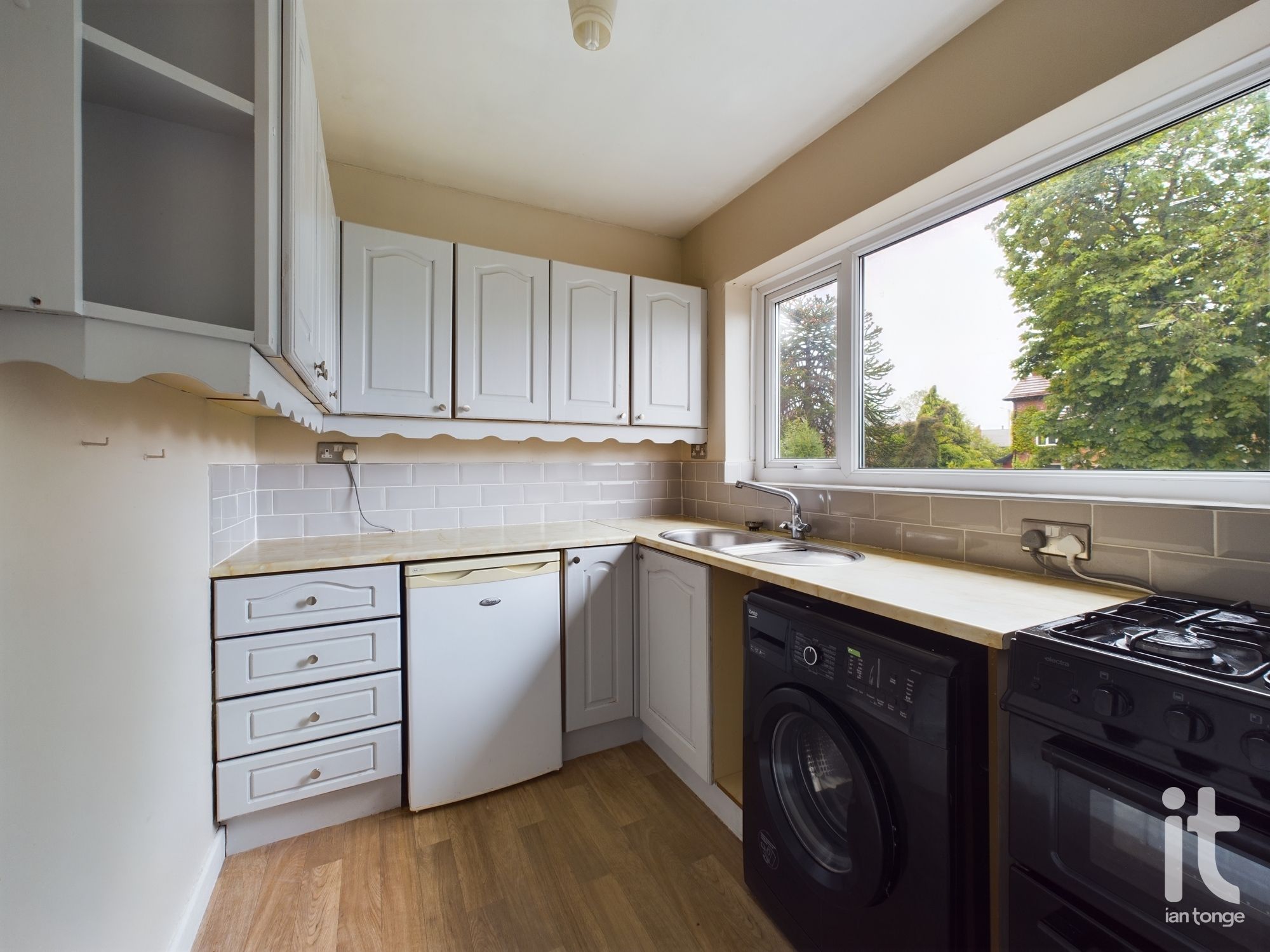 2 bedroom flat flat/apartment Sold in Stockport - Photograph 5.