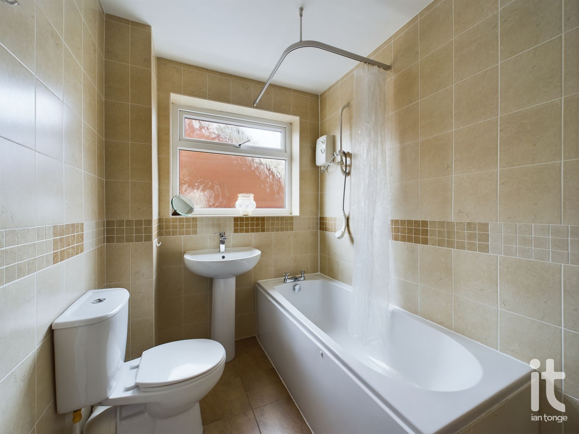 2 bedroom flat flat/apartment Sold in Stockport - Photograph 3.